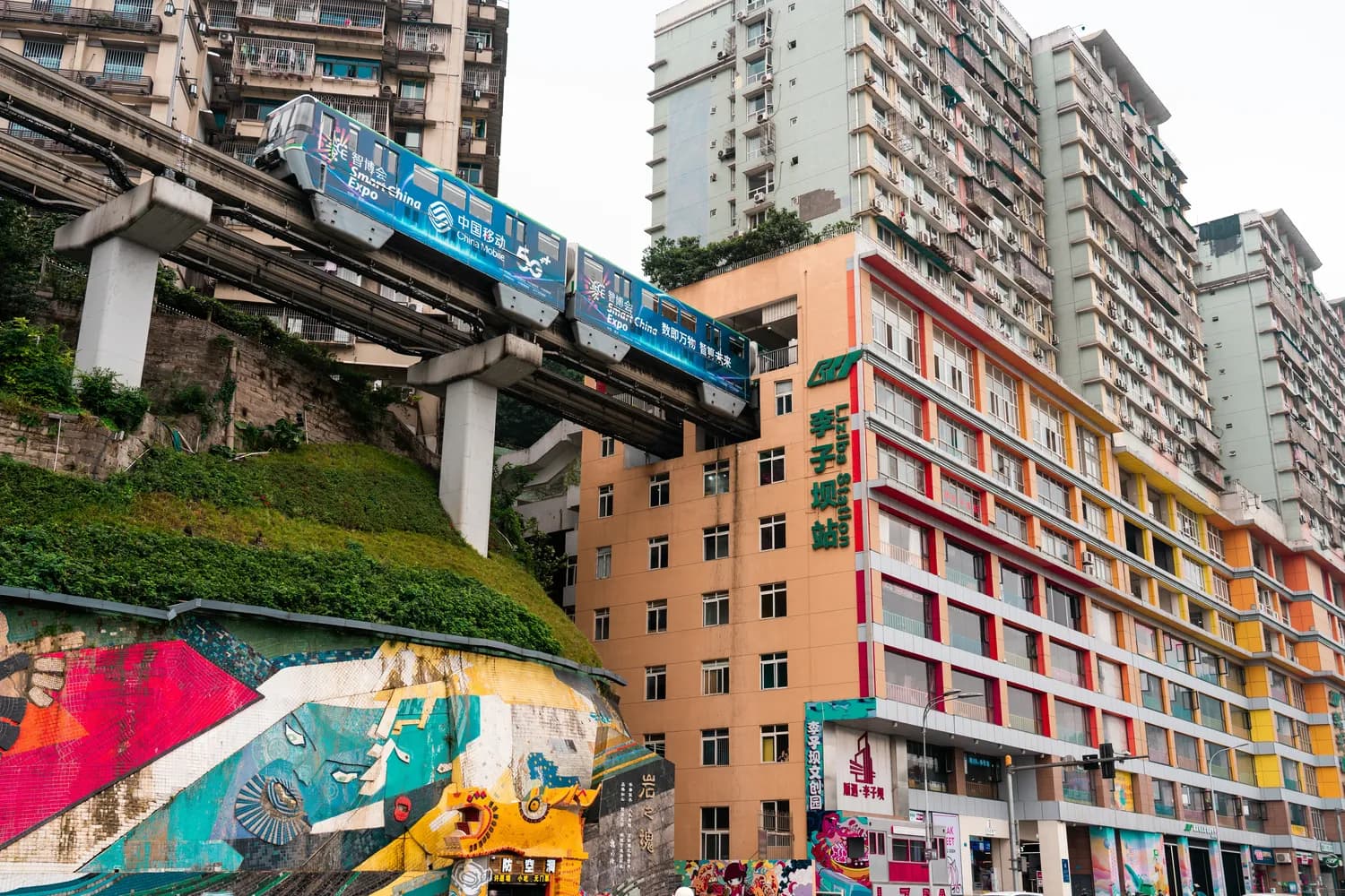重庆必游路线：从“穿楼轻轨”到“城市心脏”