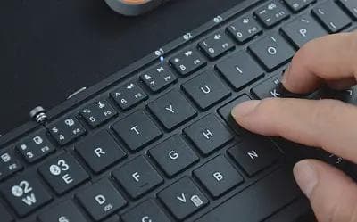 电脑屏幕亮度调节全攻略：三种实用方法让你告别视觉疲劳