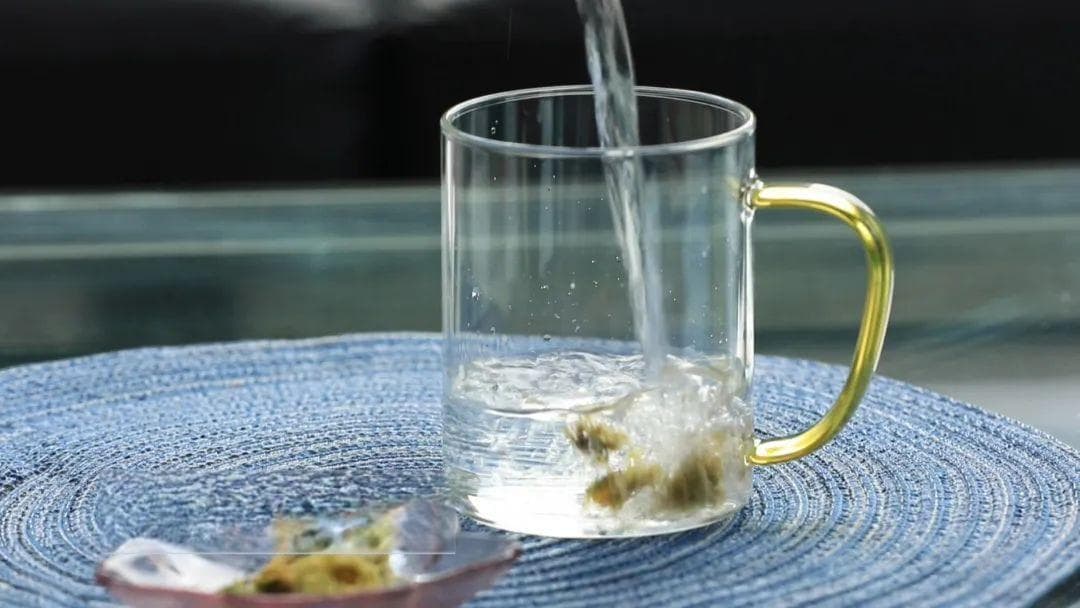 上火就喝菊花茶？种类选不对，身体反“遭罪”！你可能一直都喝错了→