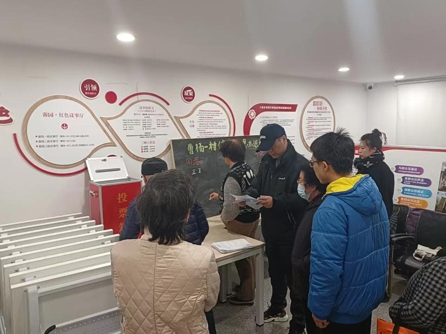 上海曹杨一村破解停车难题：从"绕圈半小时"到"规范有序"