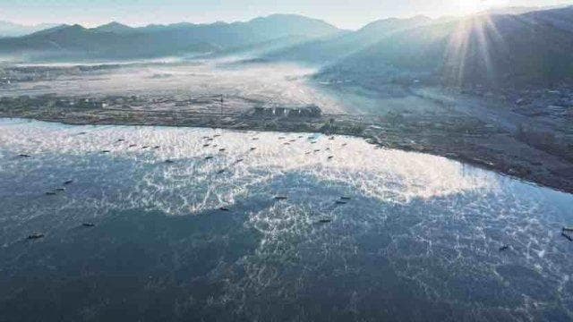 “雾”入仙境！云南泸沽湖冬季晨雾美景