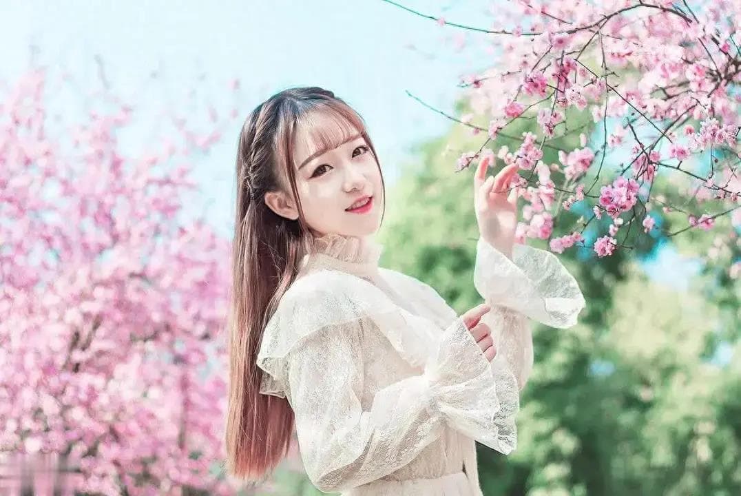 揭秘古诗词中的花意，寻找创作的秘密