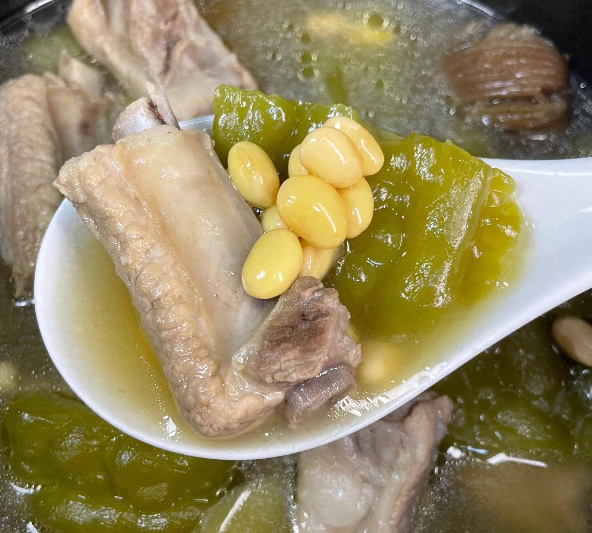解锁广东经典靓汤，凉瓜排骨黄豆汤的家常做法，味美又养生！