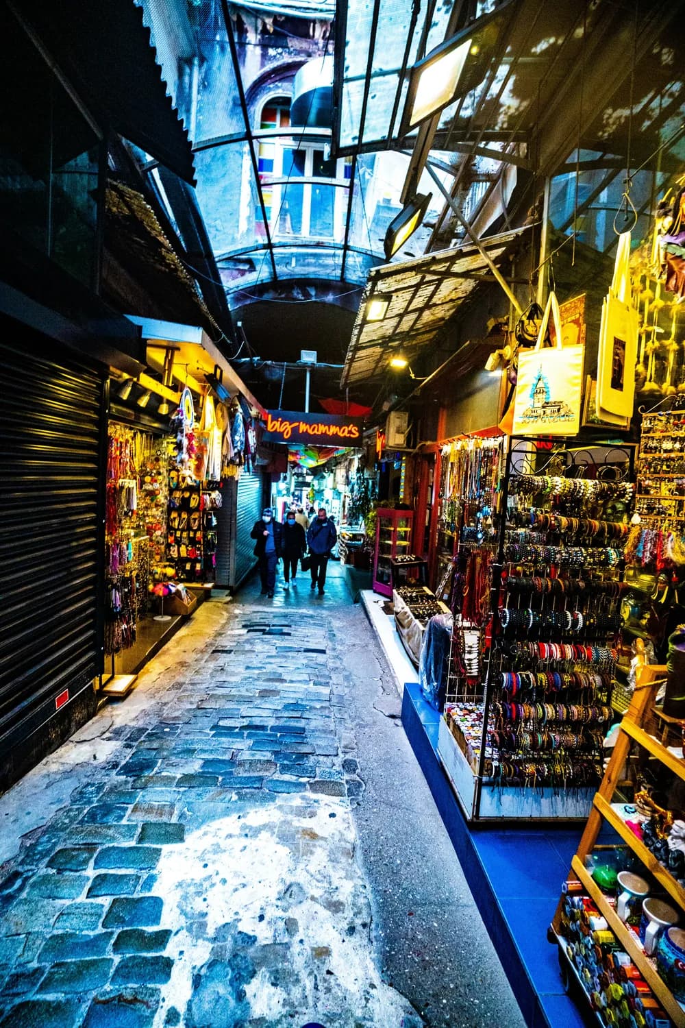 南宁两站周边必游景点：三街两巷、万象城等六大胜地