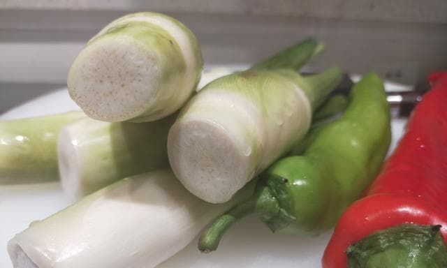 自制芥末酱的简单方法（用新鲜材料制作出美味芥末）