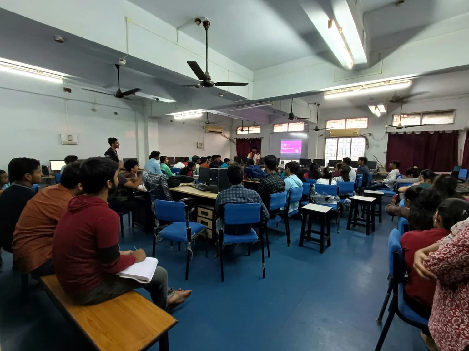 杭州建兰中学开设父母研修班，情景演练破解家教难题