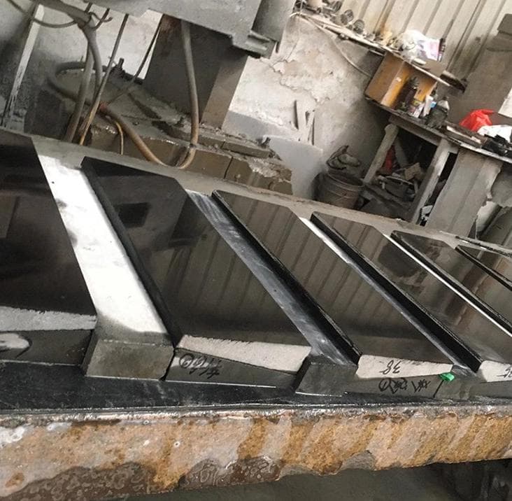 不同材质对比：黑色石材的价格差异与特性