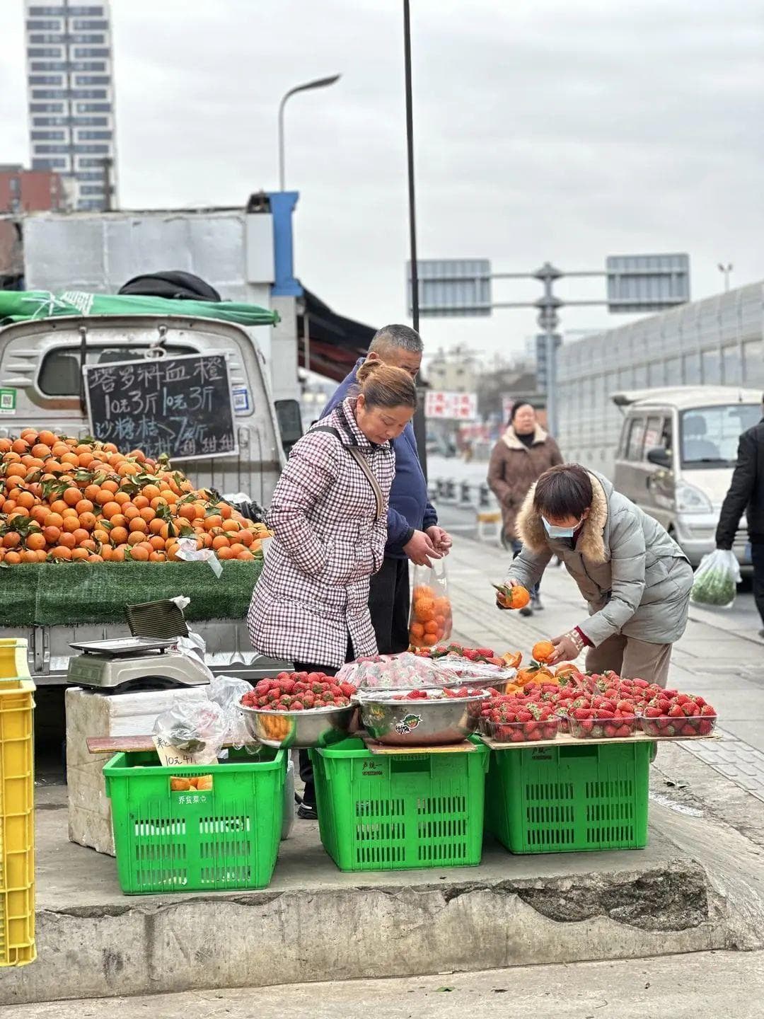 成都春节水果市场热销：进口车厘子成新宠，线上销量暴增95%
