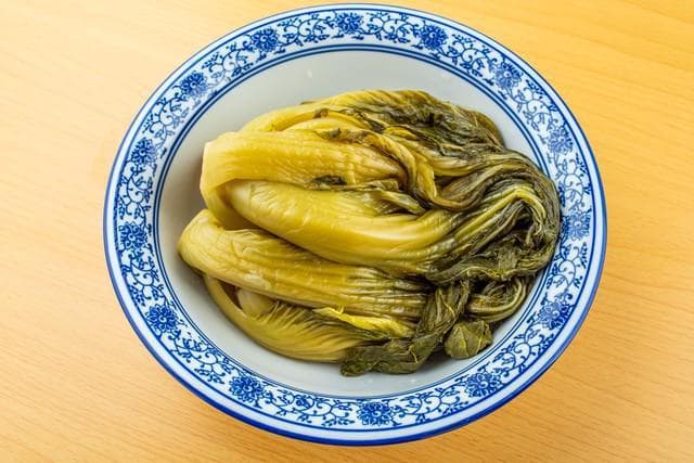 腌酸菜，只放盐就错了！牢记3个窍门，酸菜脆爽，久放不生花不坏