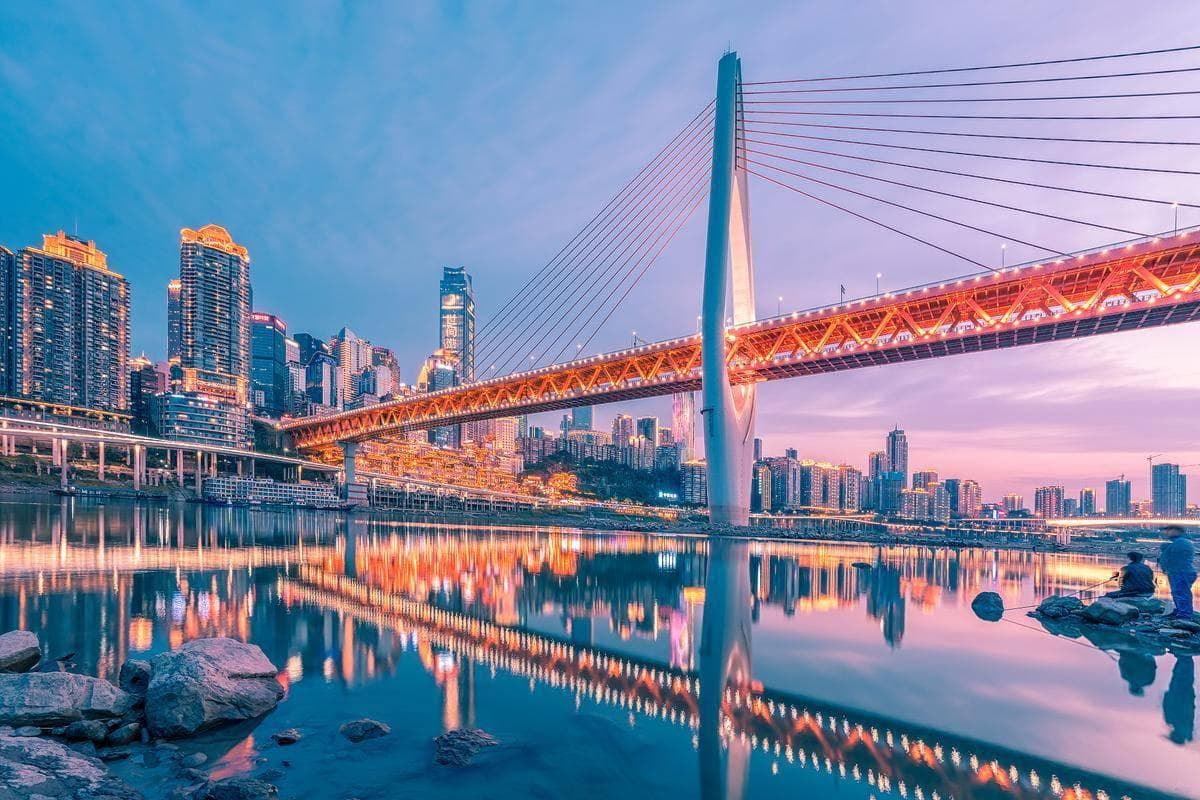 重庆千厮门大桥：步行赏夜景的绝佳之地，渝中半岛与洪崖洞璀璨风光尽收眼底
