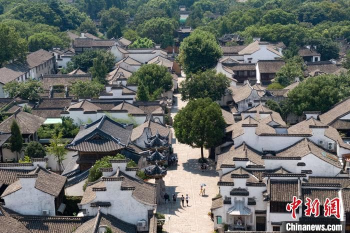 航拍江南惠山古镇 建筑错落有致勾勒民居古韵