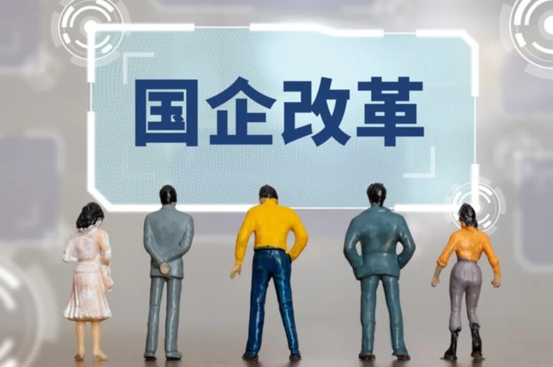 面对下岗工人的困境，社会不应冷漠旁观，而应主动伸出援手
