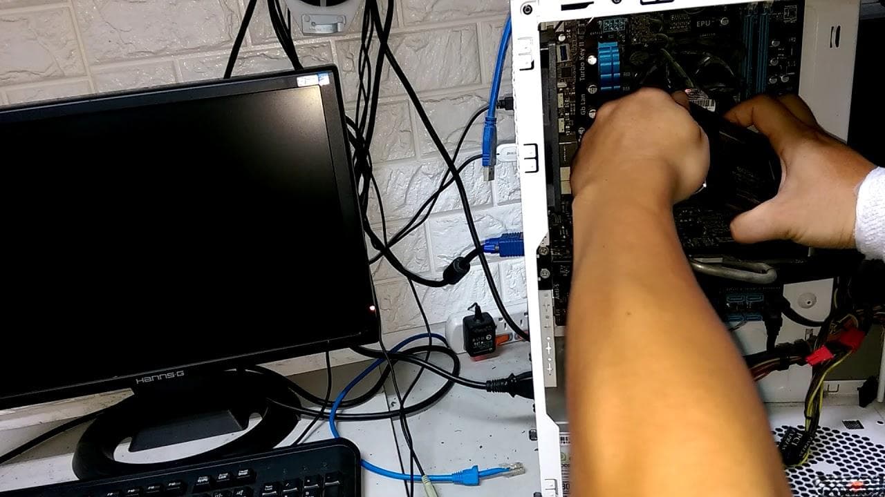 主机突发断电冒烟故障解析与应急处理指南