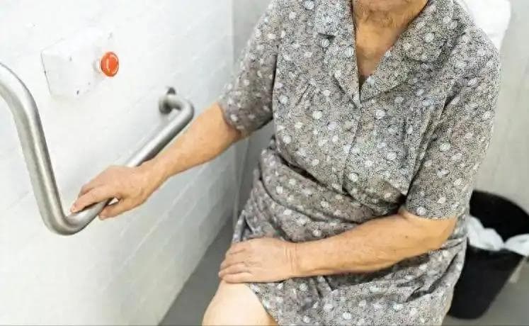 便秘是“膳食纤维摄入不足”造成的吗？医生：应增加这4类食物！