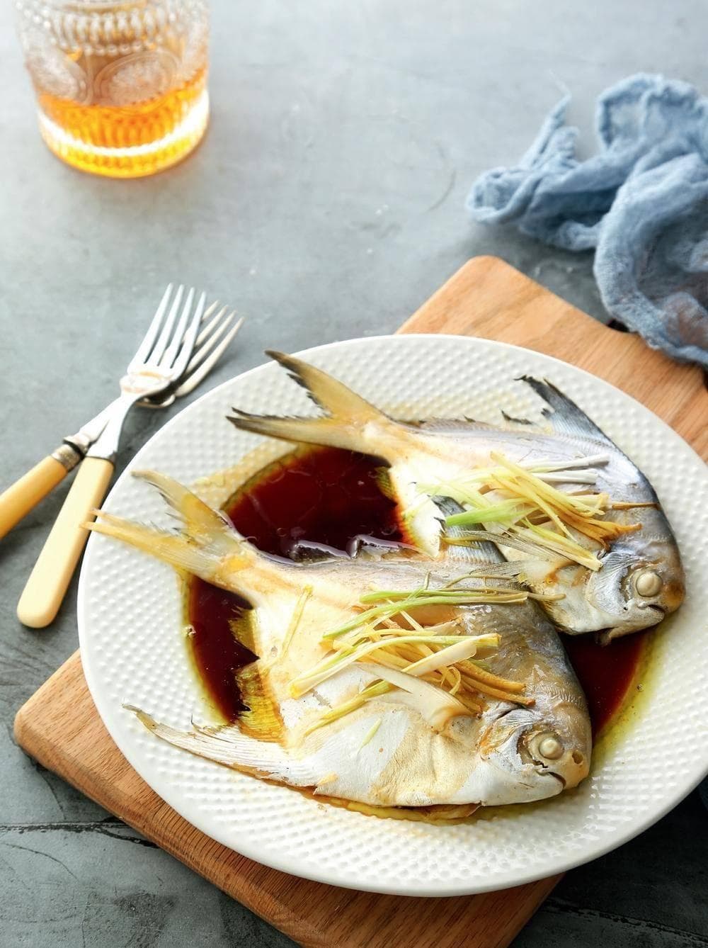 葱油蒸鲳鱼：鲜香嫩滑的味蕾盛宴