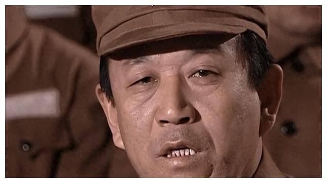 亮剑中，丁伟的毕业论文为何刚说到关键处，就被人打断了？
