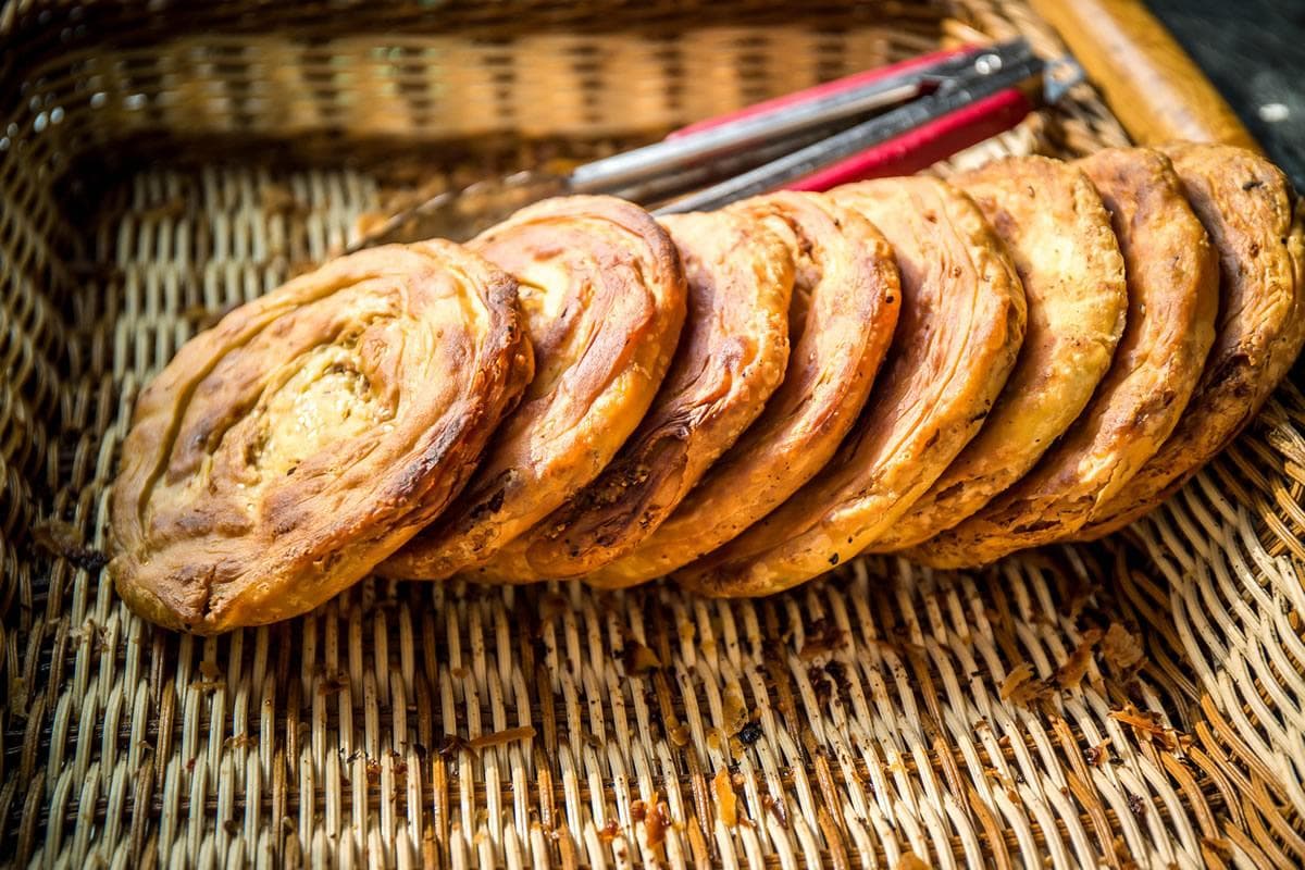 锅盔烧饼的制作方法详解：从食材准备到成品出炉