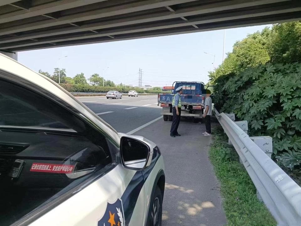端午小长假自驾出游高速抛锚怎么处置？交警教你如何正确应对