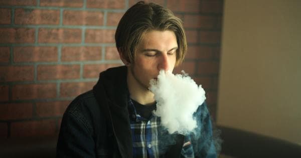 最新研究：15岁青少年四分之一吸电子烟，专家发布沟通指南