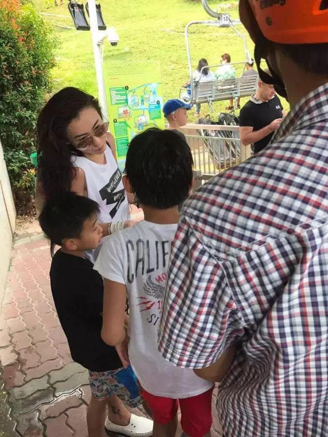 张柏芝带14岁儿子游新加坡环球影城，母子亲密互动