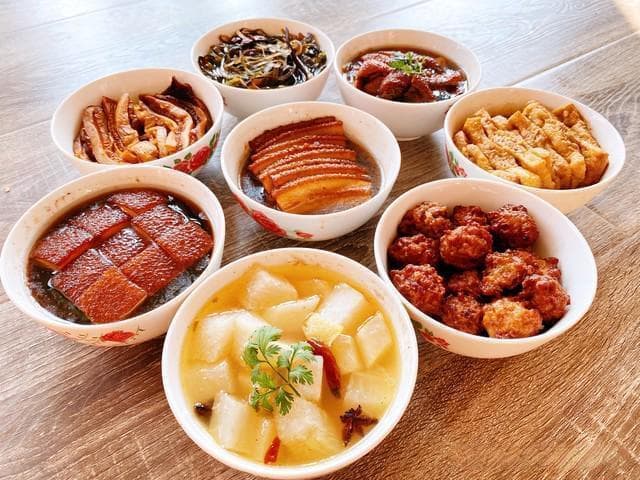 “关中八大碗”是陕西地区逢年过节必吃的传统美食，八种菜还是汤