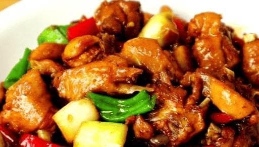 家常炒鸡是一道简单易学、美味可口的家常菜，是家庭餐桌上的常客