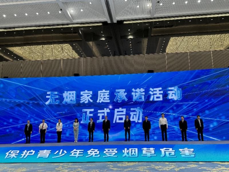 六成儿童在家遭遇二手烟，“无烟家庭”活动能否攻克控烟死角