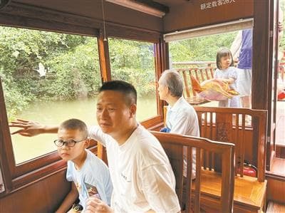 今年小鸟天堂里第一批鹭鸟“宝宝”长大啦