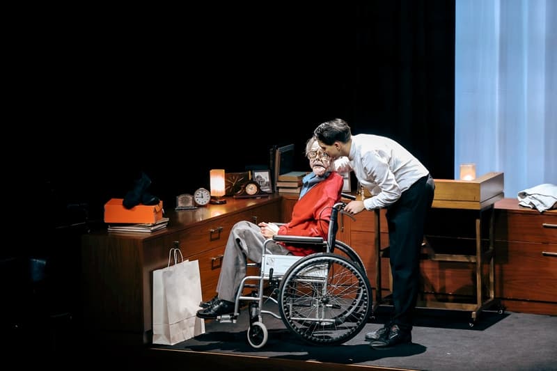 一人饰演15个角色，木偶剧也能传递深刻的人类情感