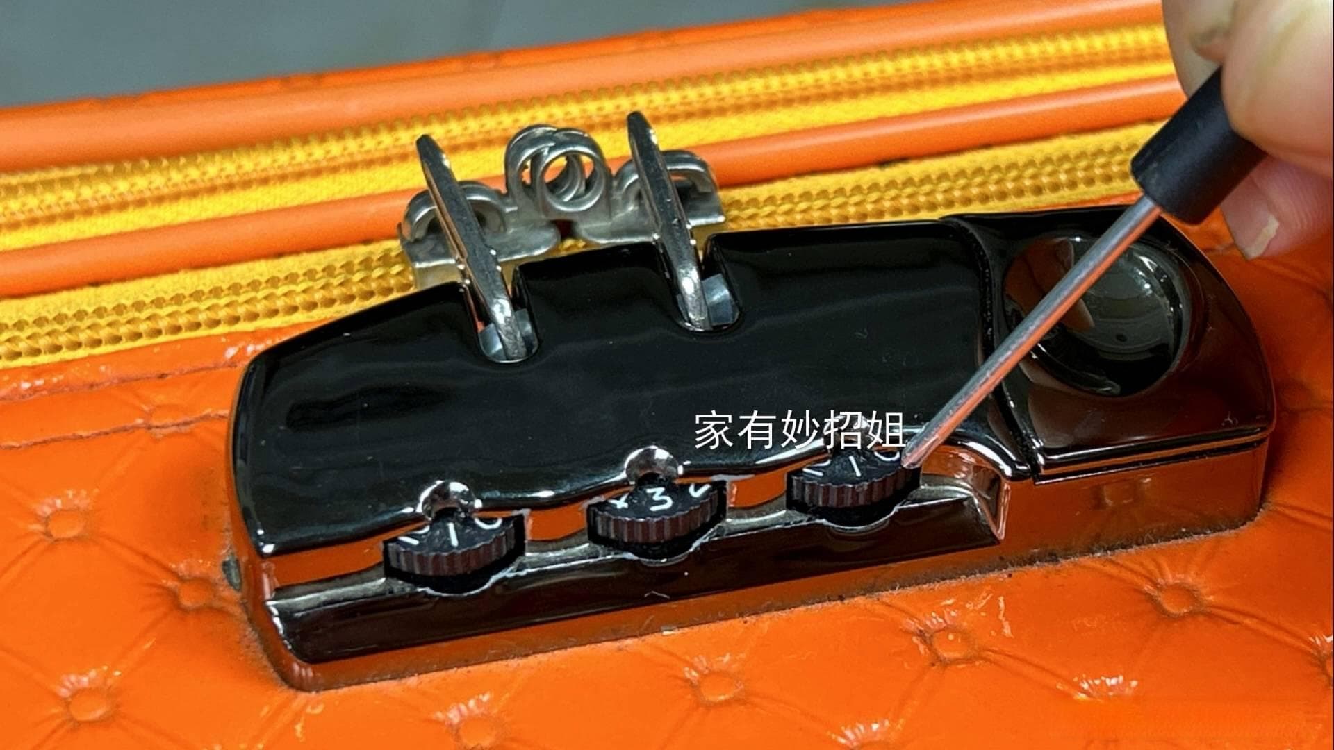 忘记行李箱密码怎么办？师傅教你快速找回密码的方法，10秒就解决