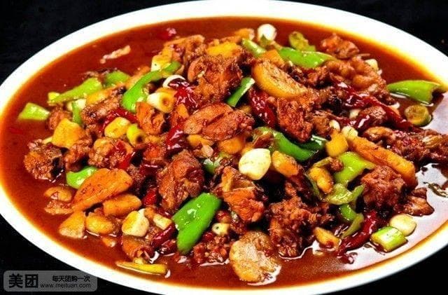 从路边摊到经典名菜：大盘鸡的百年传承与发展