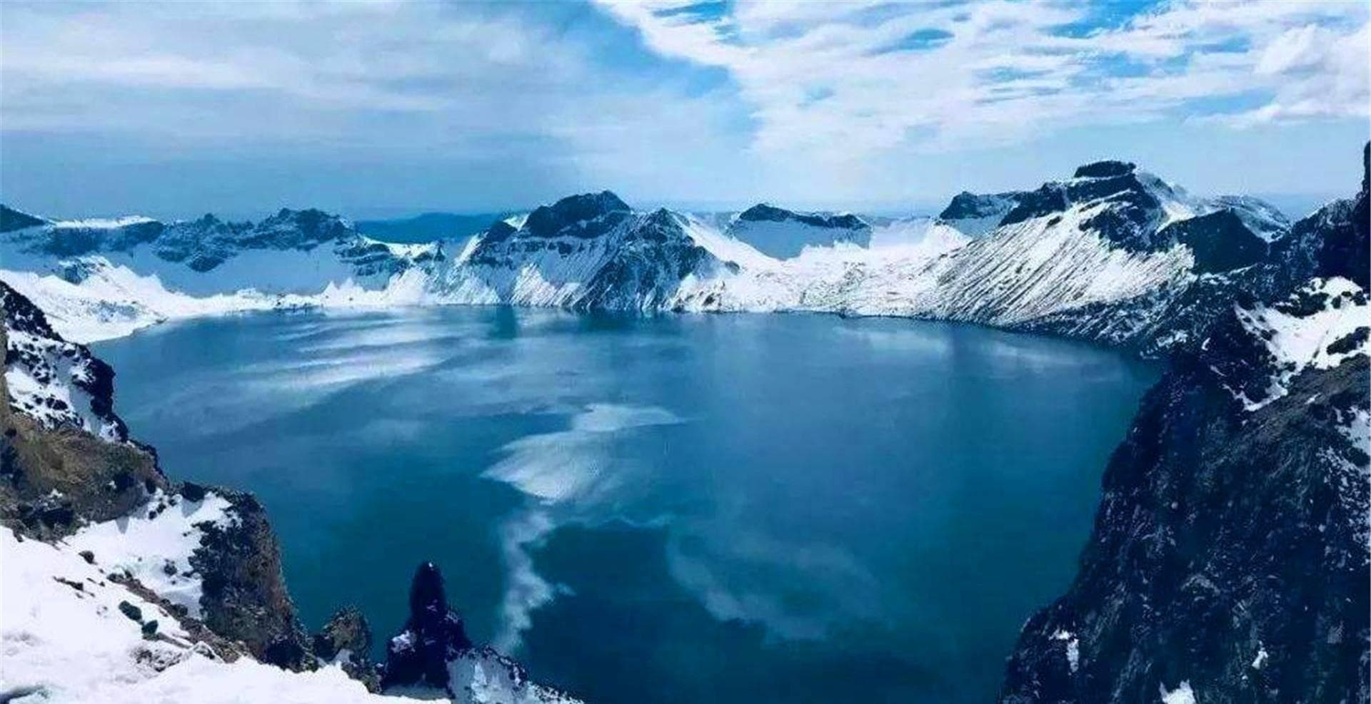 长白山天池水怪真相揭秘：专家称或为史前生物或光学现象