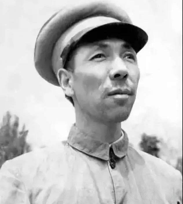 1955年一野7个纵队司令6个开国将军，为何只有王世泰没有军衔？