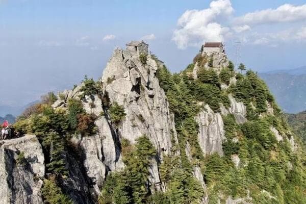 西安太兴山铁庙：险峻山峰上的神秘铁庙