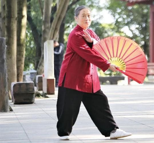 打太极练书法学古筝，年过七旬的她还能来个“一字马”