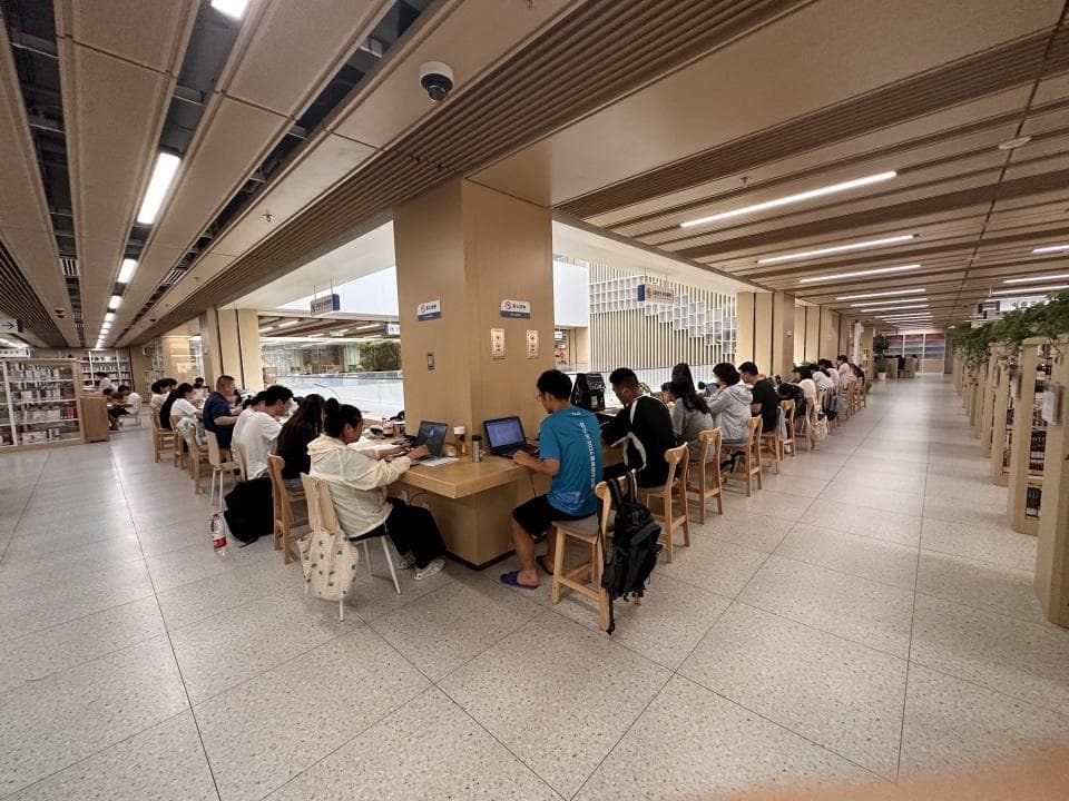 图书馆一座难求，有人占座不学习
