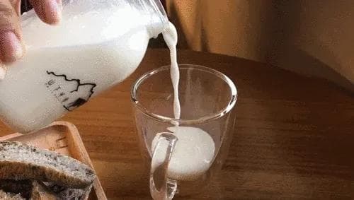 酸奶比纯牛奶更好？5个喝牛奶的误区，误导了我们很多年