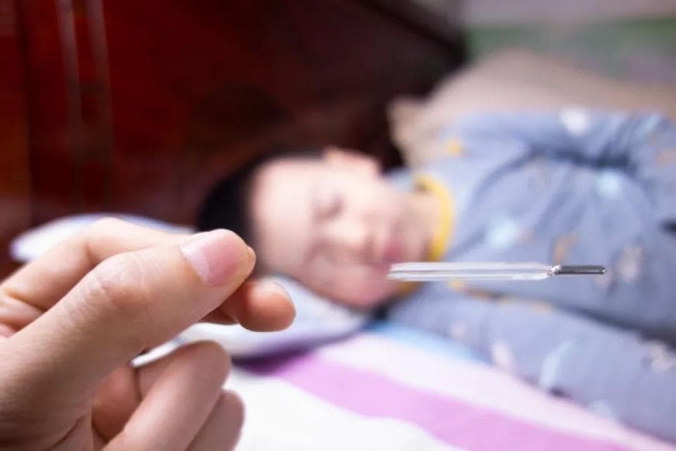 辟谣|儿童发热，抹酒精能退烧？这些退烧方法可能致命