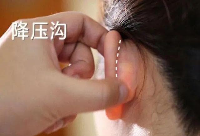 耳穴按摩，可治疗心、肝、脾、肺、肾等疾病
