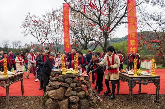 杭州何家村千年古刹迎新祈福 重现老茶村过年民俗