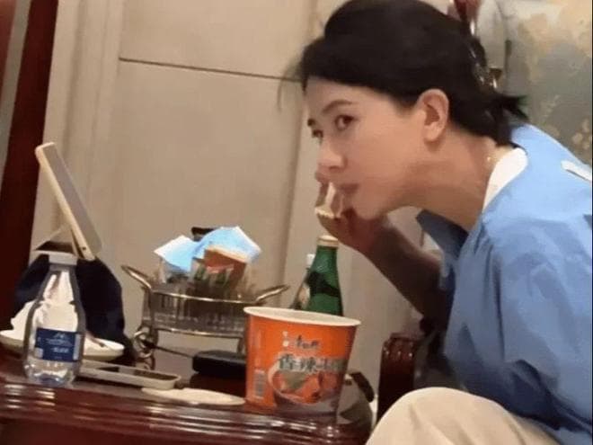 高圆圆机场素颜吃泡面，网友：这才是真正的女神