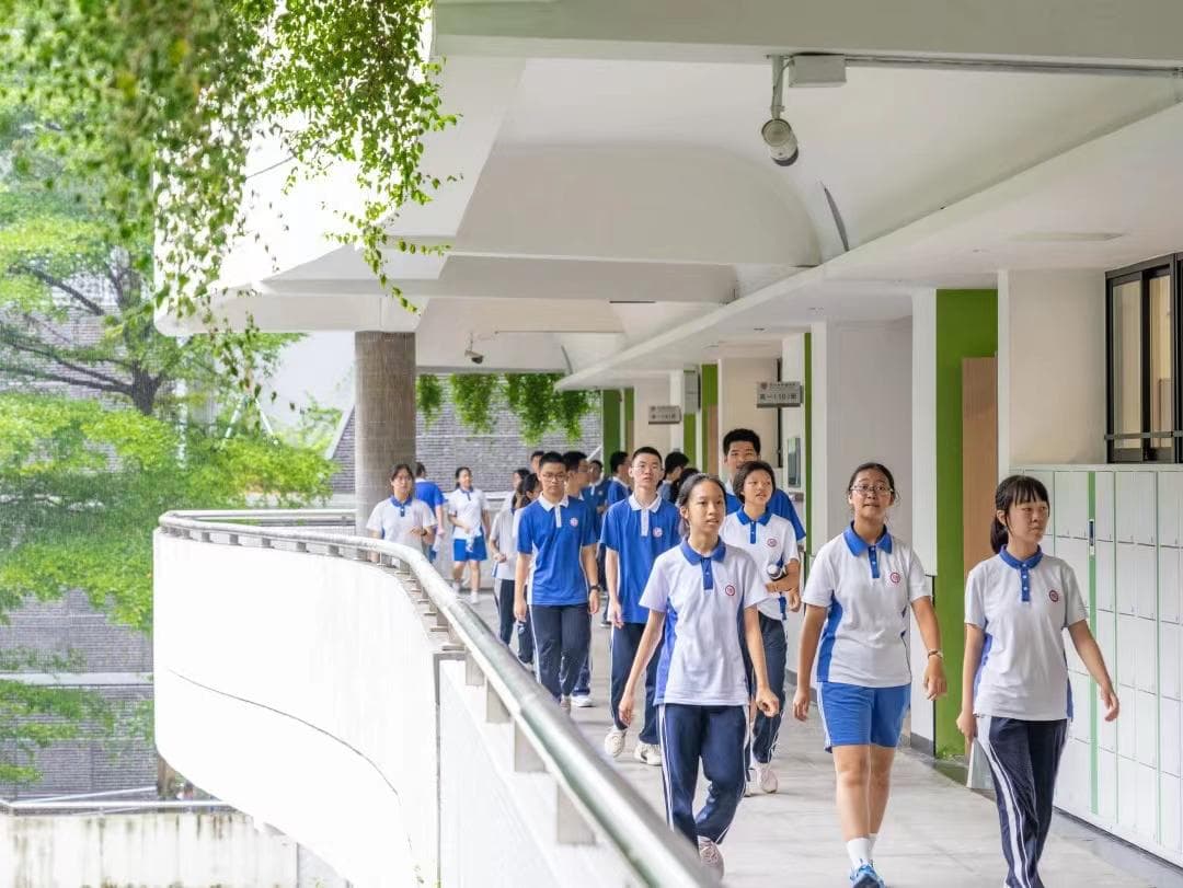深圳校服创新举措：每件校服带有独一无二的校服监管码