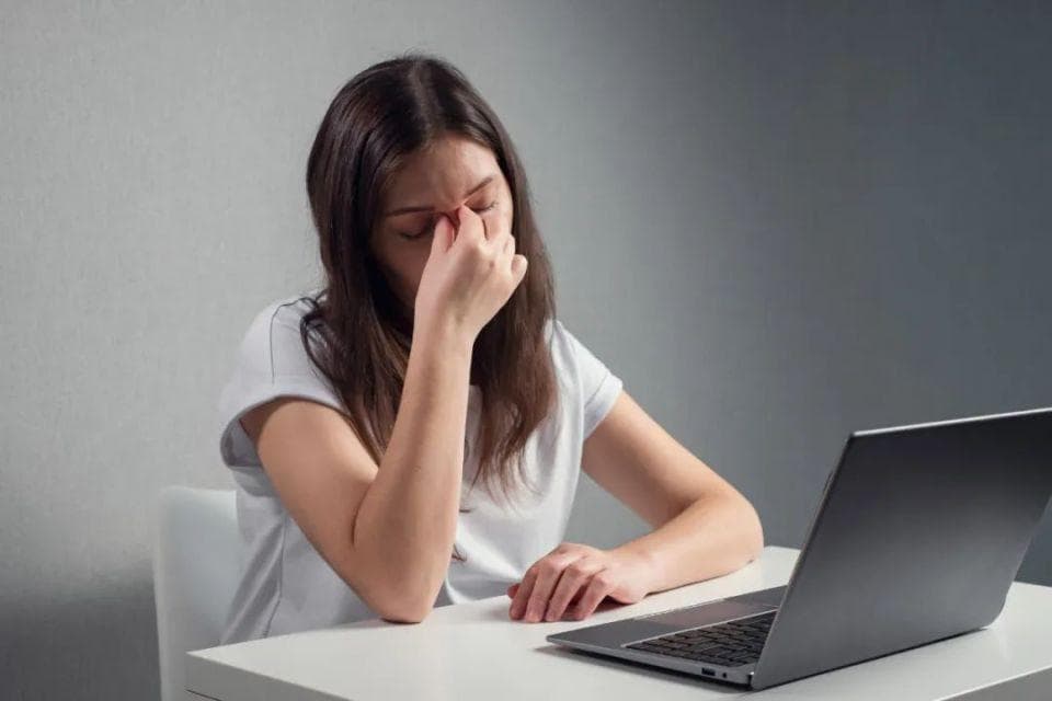 头痛有这3个特点，建议去看耳鼻喉科