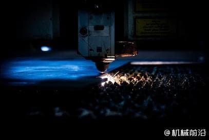 闪电般的切割艺术：揭示电火花线切割技术的魅力之旅