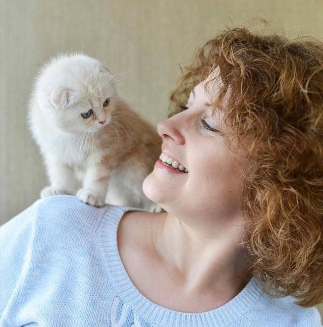女孩与猫咪：一种独特的情感连接