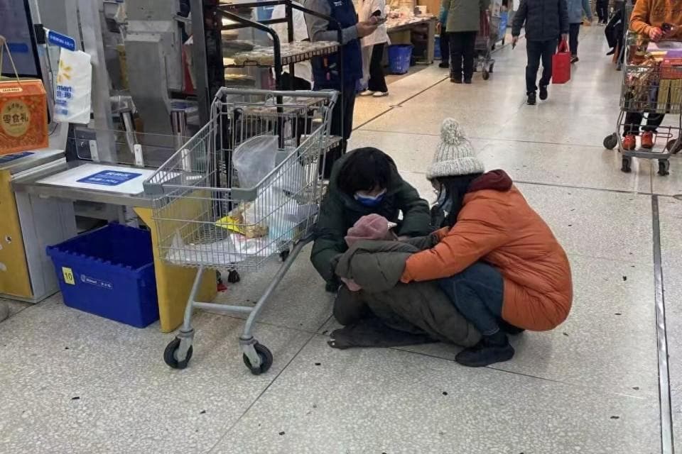 春节温暖时刻：超市内老人突发晕厥，紧急时刻她出手了！