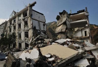 在高层建筑中遭遇地震应该如何自救