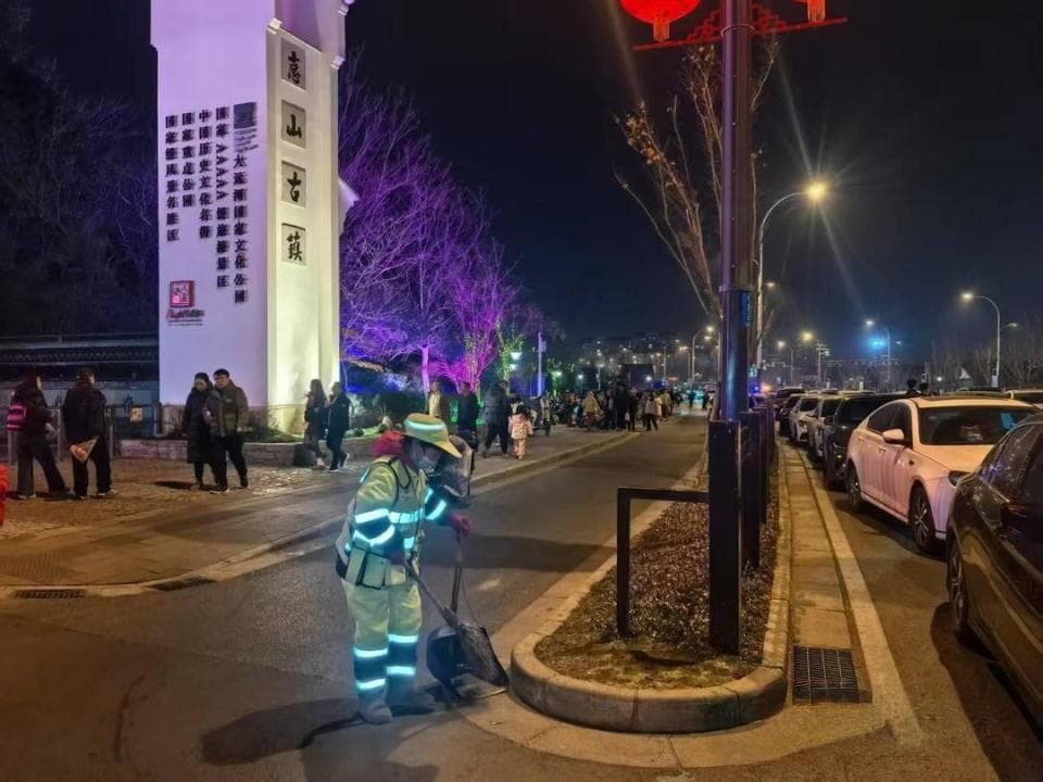 惠山古镇游客激增，无锡梁溪城管全力保障