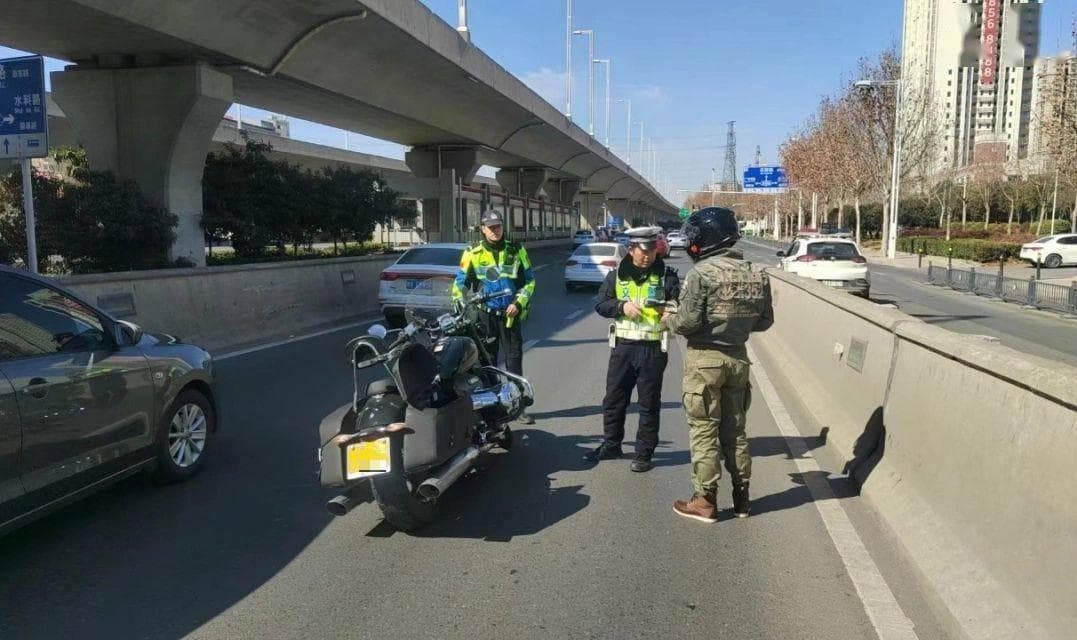 郑州交警严查严管高架桥快速路交通违法
