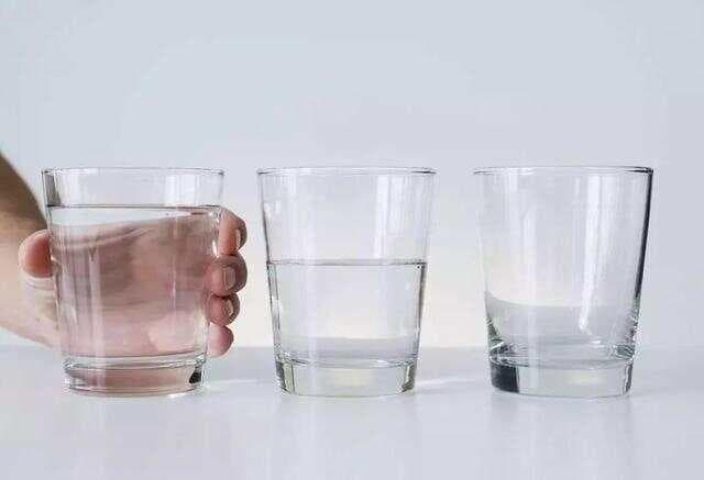 央视曝光“毒玻璃杯”，喝水都成危险，这样的杯子你还敢用吗？